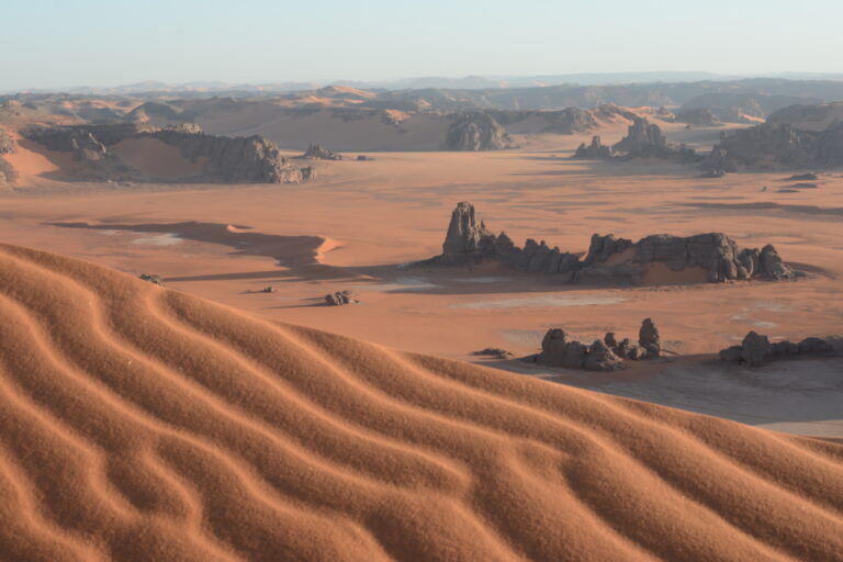 Les Hommes Bleus Énigmatiques du Sahara Algérien : Un Voyage dans les Sables Mystiques